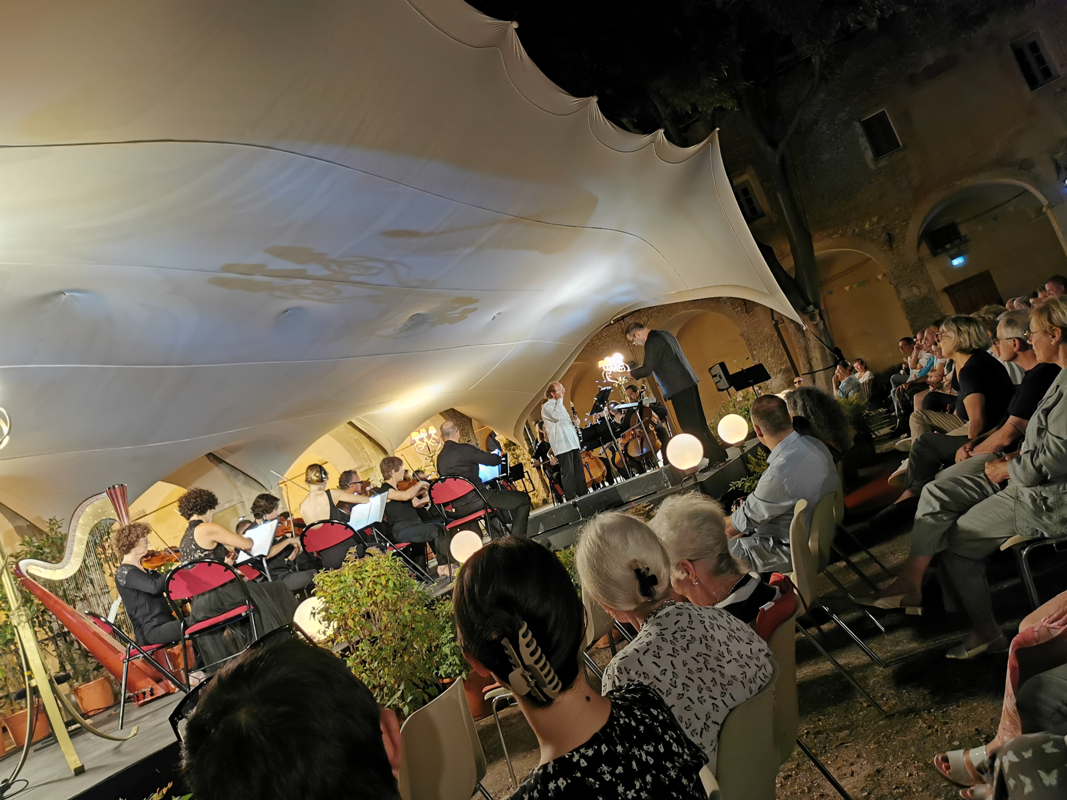 SCENE CLOITRE ORCHESTRE IMG_20240724_220452.jpg